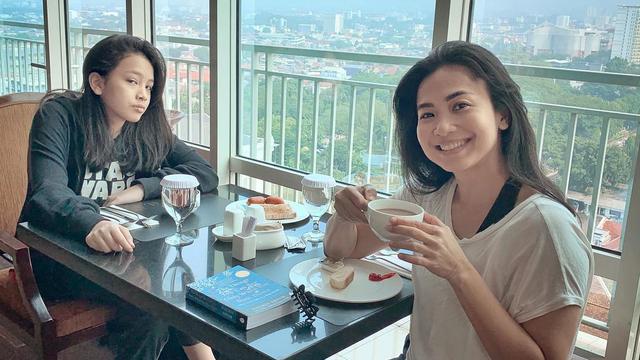 Pesona Feni Rose dengan Makeup Natural