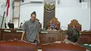 Aktris Nadine Chandrawinata saat mengikuti sidang di Pengadilan Negeri Jakarta Selatan, Selasa (5/12). Nadine menjadi saksi untuk kasus dugaan kepemilikan senjata api ilegal dan satwa langka Gatot Brajamusti. (Liputan6.com/Herman Zakharia)
