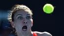 Petenis putri Rumania, Simona Halep, saat akan mengembalikan bola pukulan petenis Republik Ceska, Karolina Pliskova, dalam babak ketiga turnamen tenis Sydney International di Sydney, Australia, (13/1/2016). (AFP/Peter Parks)