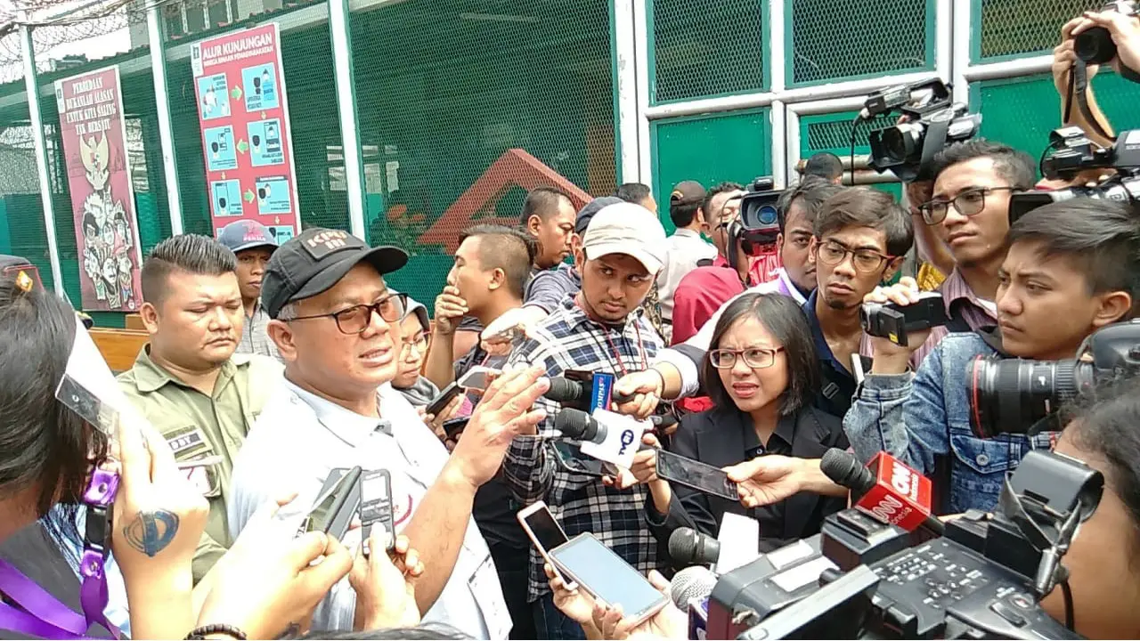 Ketua KPU Arief Budiman memantau pencoblosan Pemilu 2019 di Rutan Cipinang.