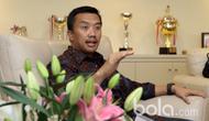 Menpora, Imam Nahrawi  saat diwawancara tim bola.com di Kantor Kemenpora, Jakarta, Selasa (03/04/2017). Pertemuan ini untuk mendengar tanggapan Menpora terkait kesiapan  Asian Games 2018. (Bola.com/Nicklas Hanoatubun)