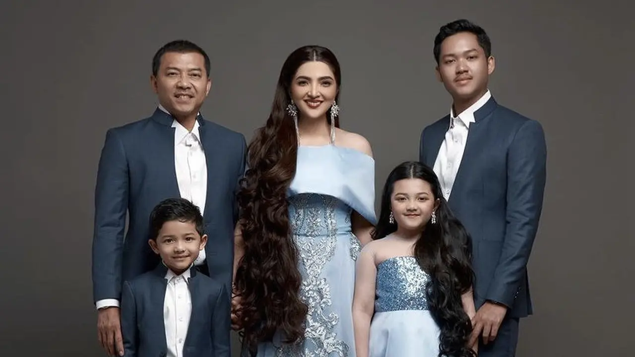 Ashanty dan Arsy Lakukan Pemotretan Layaknya Royal Family, rambut panjangnya jadi sorotan
