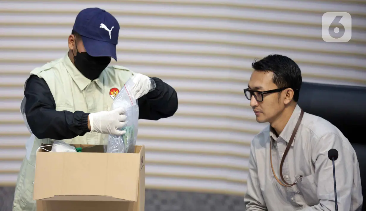 Selain itu, KPK juga menyita uang senilai Rp2,4 miliar. Dana itu didapat dalam mata uang rupiah dan dolar Singapura. (Liputan6.com/Helmi Fithriansyah)