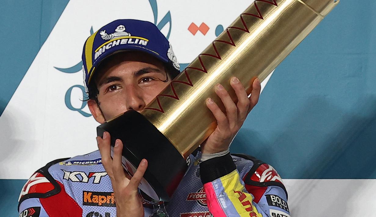 Pembalap Italia dari tim Gresini Racing, Enea Bastianini menjadi yang tercepat dalam seri pertama MotoGP 2022 di Sirkuit Losail, Doha, Qatar, Minggu (6/3/2022) malam WIB. Kemenangan tersebut juga menjadi yang pertama bagi Gresini sejak 16 tahun yang lalu. (AFP/Karim Jaafar)