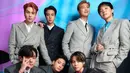 BTS tampil mengenakan setelan yang seragam, color coordinating satu sama lain, bernuansa abu-abu, putih, dan hitam. Semua setelan yang dikenakan oleh ketujuh member BTS adalah rancangan Louis Vuitton. Foto: Instagram.