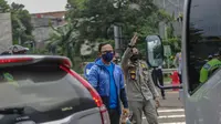Wali Kota Bogor Bima Arya memantau penerapan ganjil genap di Bogor. (Liputan6.com/Achmad Sudarno)