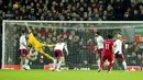 Pemain Liverpool Mohamed Salah (kedua kanan) gagal mencetak gol ke gawang Aston Villa pada pertandingan sepak bola Liga Inggris di Anfield, Liverpool, Inggris, 11 Desember 2021. Liverpool menang 1-0. (AP Photo/Jon Super)
