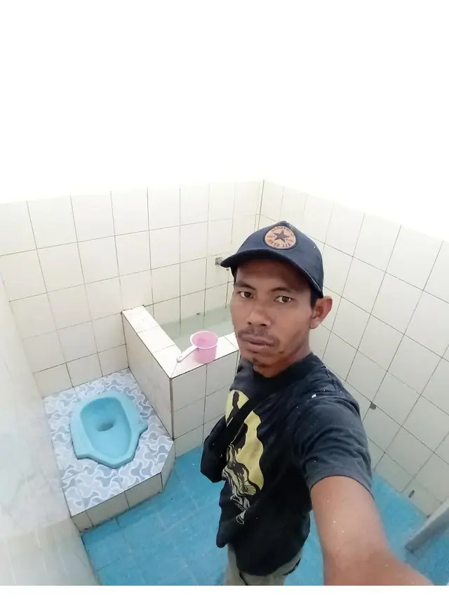 Pria Ini Punya Hobi Selfi Di Kamar Mandi, 7 Potretnya Malah Bikin Geli