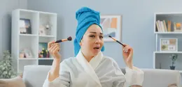Baru beberapa jam beraktivitas, foundation mulai bergeser, wajah terlihat mengilap, dan eye makeup tak lagi rapi. Kondisi ini tentu membuat banyak perempuan merasa kurang percaya diri, terutama saat harus tampil profesional atau menghadiri acara penting. (foto/dok: freepik/stockking)