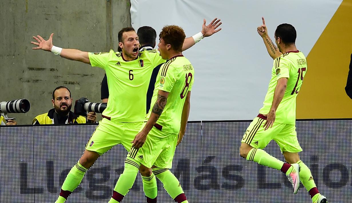 Pemain Venezuela merayakan gol Jose Velazquez ke gawang Meksiko dalam laga Grup C Copa America 2016 di Stadion NRG, Houston, AS, Selasa (14/6/2016) WIB. (AFP/Alfredo Estrella)