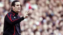 Sunderland manager Ricky Sbragia directs his players against Arsenal during their English Premier League football match at The Emirates Stadium in London on February 21, 2009. AFP PHOTO/PAUL ELLIS