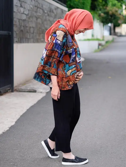 Beragam komentar dari para selebriti turut menghiasi laman komentar. Termasuk Shireen Sungkar yang juga sedang hamil. "😂😂😂😂ngebayangin ngeden udh mules duluan," tulis shireensungkar. (Instagram/zaskiadyamecca)