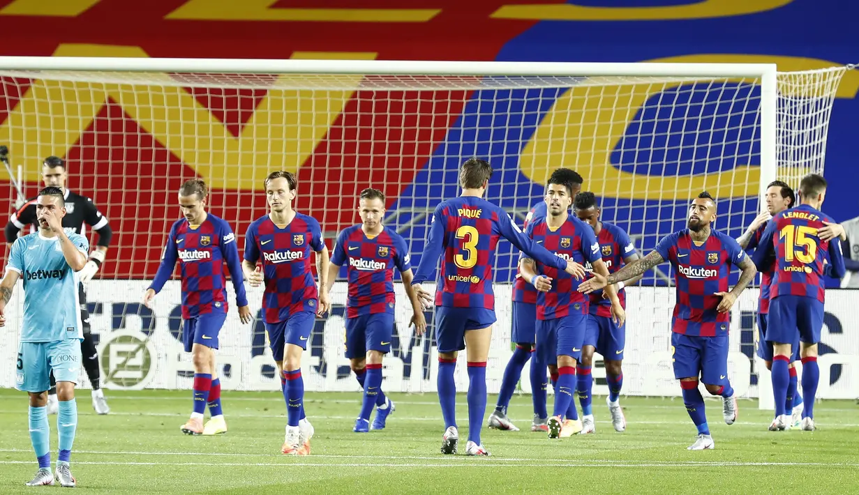 Pemain Barcelona Antoine Griezmann (ketiga kiri) usai mencetak gol ke gawang Leganes pada pertandingan La Liga Spanyol di Camp Nou, Barcelona, Spanyol, Selasa (16/6/2020). Wasit menganulir gol Griezmann karena menilai telah terjadi offside terlebih dulu. (AP Photo/Joan Montfort)