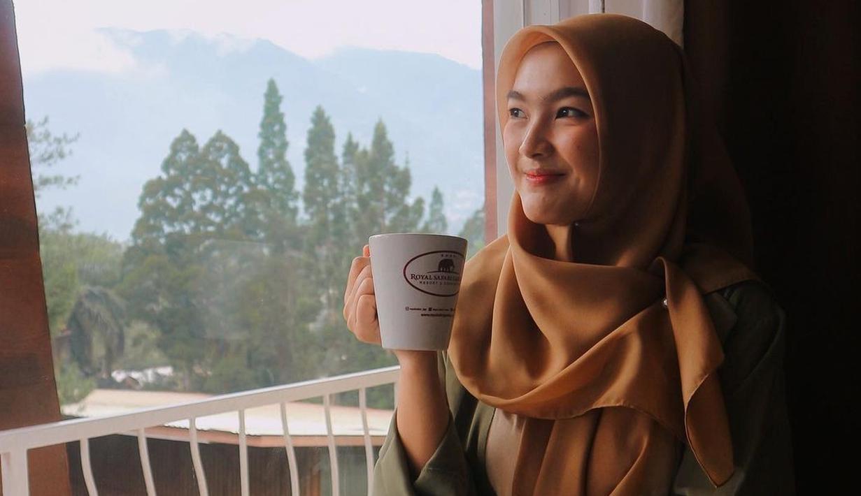 <p>Lama tak terlihat di layar kaca, Ana Riana sukses membuat pangling penggemarnya dengan penampilan baru. Berbeda dengan dulu, Ana Riana kini semakin cantik dengan kenakan hijab. Rupanya Ana Riana telah memantapkan hati untuk berhijab. (instagram/anariana27)</p>