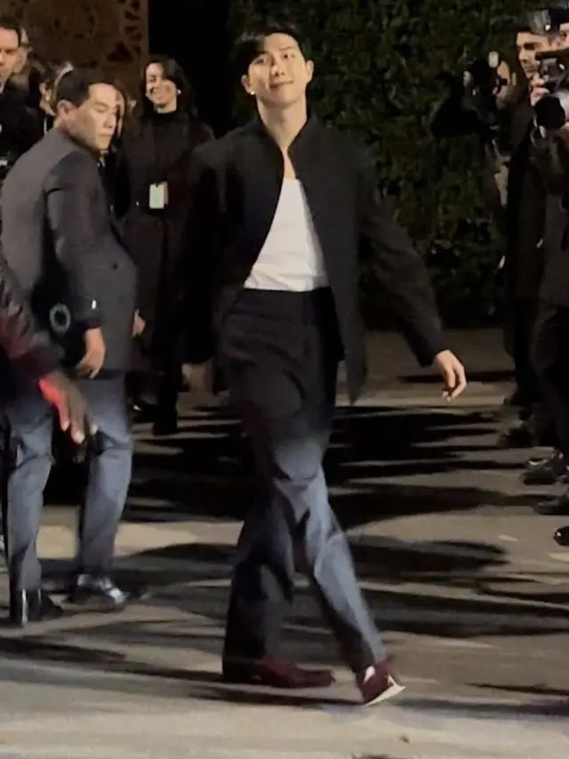 RM BTS Hadir di Bottega Veneta Milan Fashion Week