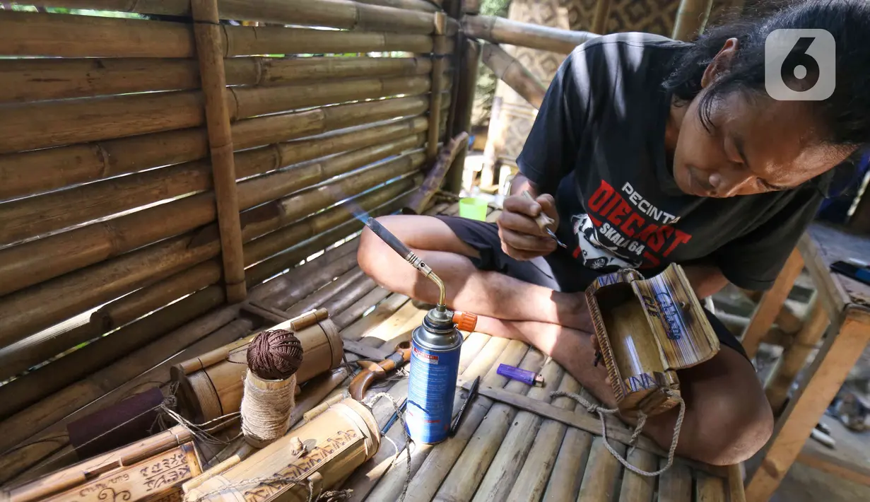 Perajin membuat kerajinan tas dari limbah bambu di Grand Depok City, Depok, Jawa Barat, Kamis (2/6/2022). Kerajinan berbahan dasar limbah bambu dijual dengan harga Rp 100 ribu - Rp 300 ribu per buah tergantung tingkat kesulitan. (Liputan6.com/Herman Zakharia)