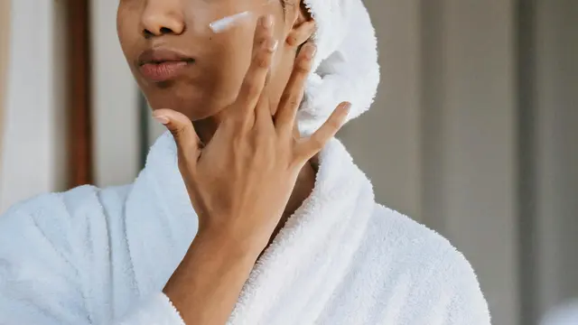 Ingin Tampil Glowing di Berbagai Acara? Ini Tips Makeup Soft Bronze dengan Glossy Lip
