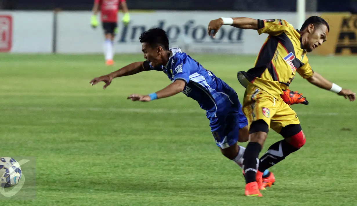 Gelandang Persib, M Taufiq (kiri) menghindari tekel penyerang Mitra Kukar, Airlangga Sucipto saat laga semi final leg kedua Piala Presiden 2015 di Stadion Si Jalak Harupat, Bandung, Sabtu (10/10/2015). (Liputan6.com/Helmi Fithriansyah)