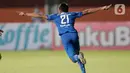Pemain Persib Bandung, Frets Listanto Butuan, merayakan gol yang dicetaknya ke gawang Bali United dalam pertandingan Babak Penyisihan Piala Menpora 2021 di Stadion Maguwoharjo, Sleman. Rabu (24/3/2021). (Bola.com/Arief Bagus)