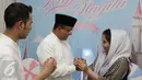 Cagub DKI, Anies Baswedan mengucapkan selamat kepada Nagita Slavina saat acara syukuran ulang tahun Raffi dan Nagita bersama anak yatim di Kawasan Cinere, Depok, Sabtu (18/2). (Liputan6.com/Herman Zakharia)