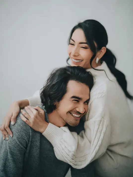 Kesan hangat dan intim terlihat dalam pemotretan baru mereka yang mengusung tema kasual. [@@morden.co]