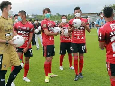 Pemain Bali United saat akan menyerahkan bola kepada pesepak bola cilik di Training Ground Bali United, Gianyar, Senin (28.03/2022).  (Bola.com/M Iqbal Ichsan)