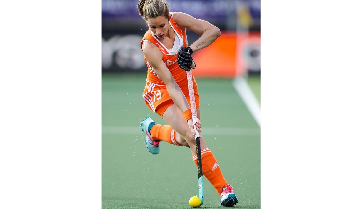 Ellen Hoog pernah menuntut ilmu pada Johan Cruyff Institute yang membuatnya tampil gemilang bersama timnas Belanda. (Bola.com/EllenHoog.com)