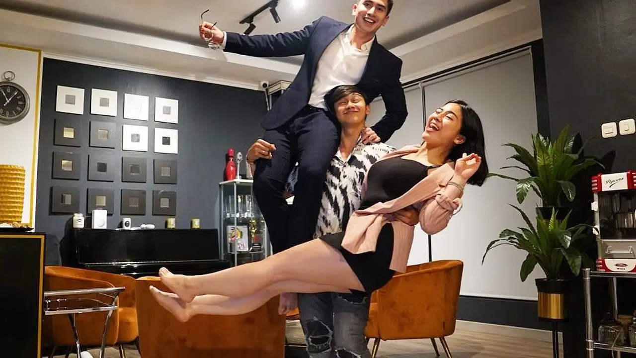 6 Momen Caesar Hito dan Felicya Bertemu Verrell Setelah Menikah, Tetap Kompak