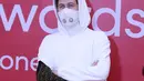 <p>Alan Walker juga tampak memeriahkan acara ini. Ia tampil ikonik dengan masker dan hoodie. [Foto: KapanLagi.com/Bayu Herdianto]</p>