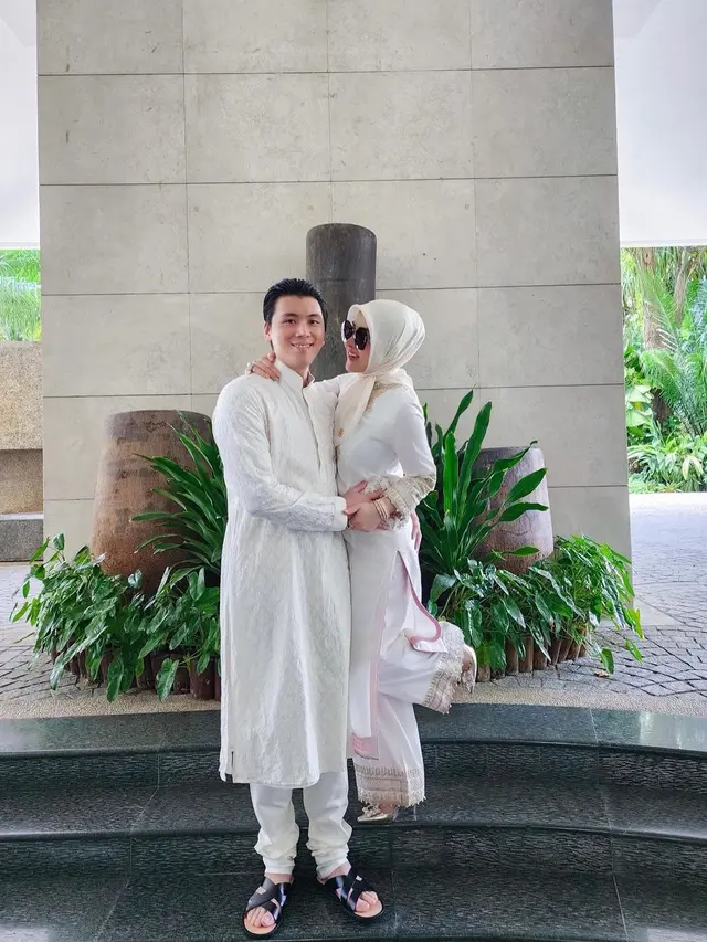 6 Potret Mesra Syahrini dan Reino Barack Rayakan Lebaran Bareng di Singapura