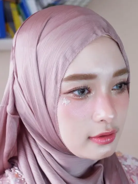 Dengan mengaplikasikan blush on pink di bawah mata, dan aksen kupu-kupunya serta alis mata coklat, eye shadow shimmer. Dan lipstik pink glossy. [@bynamichi]