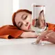 Kebiasaan kurang minum air bisa memicu berbagai masalah kesehatan, tidak hanya secara fisik tetapi juga mental. Banyak orang tidak menyadari bahwa rasa lelah, sulit fokus, atau suasana hati yang mudah berubah bisa jadi merupakan tanda tubuh mengalami dehidrasi ringan. (foto/dok: freepik)