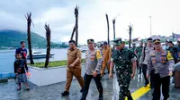 Kapolda Sumut Irjen Pol Agung Setya Imam Effendi bersama Bupati Samosir Vandiko T Gultom, Kasdam I/BB Brigjen TNI Refrizal, dan rombongan mengecek langsung pengamanan venue Aquabike Jetski Danau Toba 2023 di Water Front City, Kecamatan Pangururan, Kabupaten Samosir, Selasa (21/11/2023). (Istimewa)