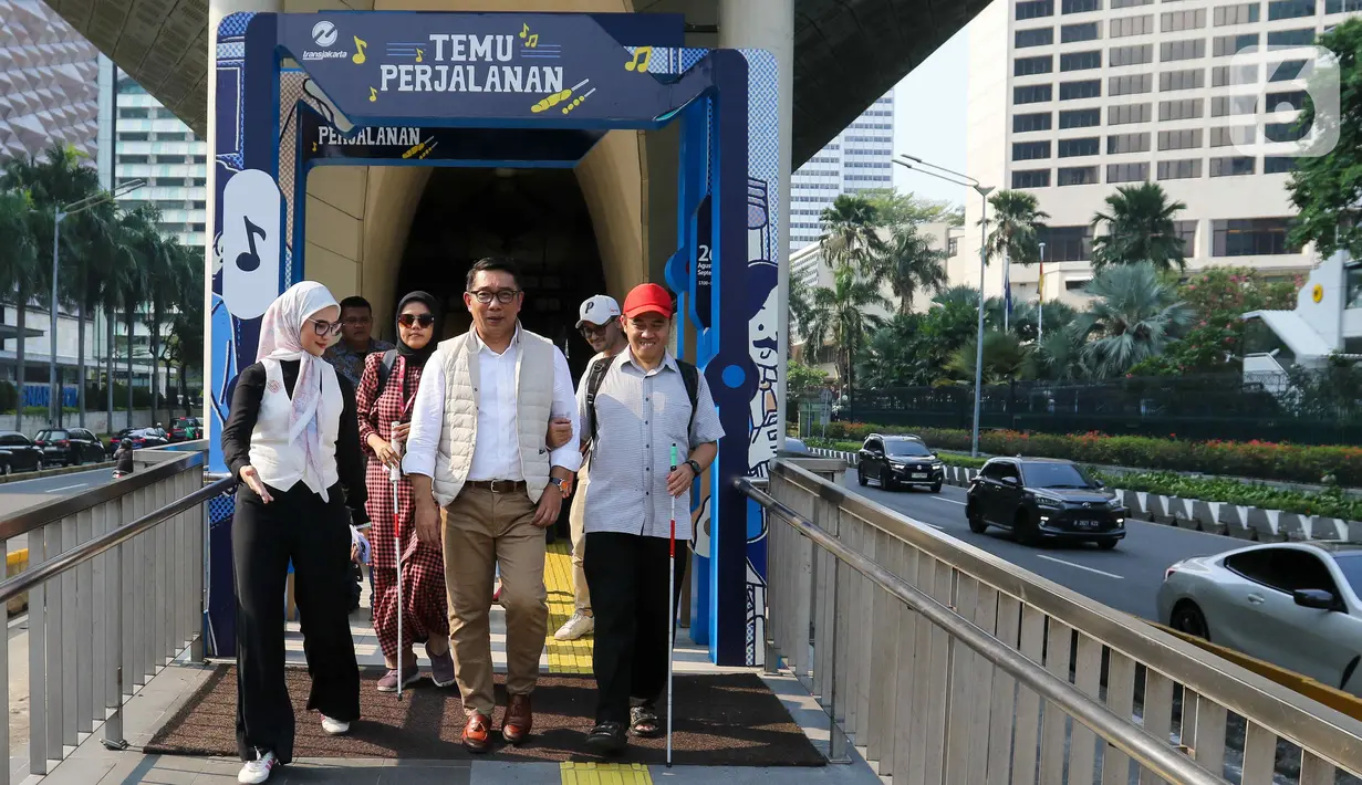 Bakal calon gubernur Jakarta, Ridwan Kamil (tengah) bersama Staf Khusus Presiden Bidang Sosial, Angkie Yudistia (kiri) saat kegiatan Jejak Langkah Inklusi RIDO bersama Teman Disabilitas di Halte Transjakarta Tosari, Jakarta, Jumat (13/9/2024). (Liputan6.com/Herman Zakharia)