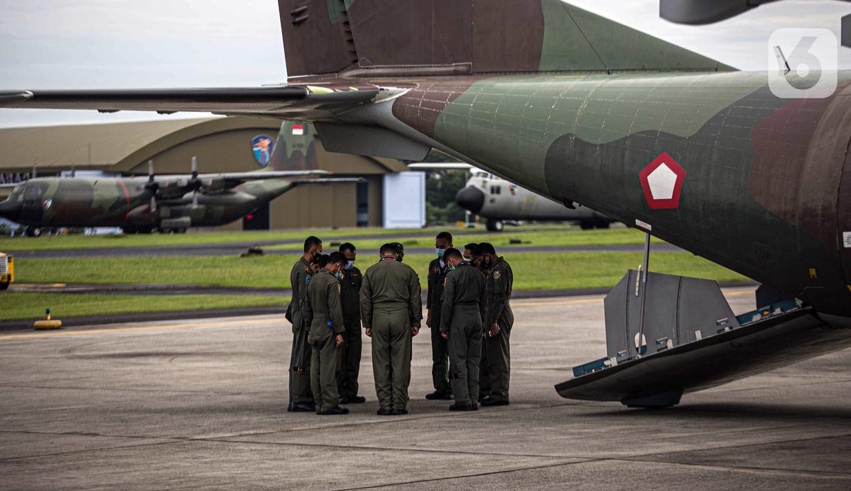 Anggota TNI AU berdoa sebelum mencari pesawat Sriwijaya Air SJ 182 di Lanud Halim Perdanakusuma, Jakarta, Minggu (10/1/2021). TNI AU memberangkatkan tiga alutsista untuk mencari Sriwijaya Air SJ 182 yang hilang kontak di sekitaran perairan Kepulauan Seribu. (Liputan6.com/Faizal Fanani)