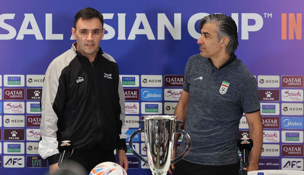 Pelatih Timnas Futsal Indonesia, Hector Souto (kiri) dan dan Pelatih Timnas Futsal Iran, Vahid Shamsaei, sesaat sebelum memberi keterangan terkait laga final Piala Asia 2026 di Indonesia Arena, Kompleks Gelora Bung Karno, Senayan, Jakarta, Jumat (6/2/2026). Secara mengejutkan, Timnas Futsal Indonesia berhasil melangkah ke final Piala Asia Futsal 2026. (Bola.com/M Iqbal Ichsan)