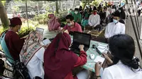 Petugas melakukan pendataan vaksinasi ulang kepada warga lansia di RPTA Gajah Tunggal, Jakarta Barat, Rabu (21/4/2021). Berdasarkan data hingga 19 April 2021, total 10.966.934 orang Indonesia telah menjalani vaksinasi Covid-19. (Liputan6.com/JohanTallo)