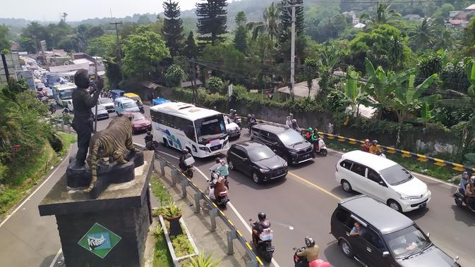 Puncak Dipadati 23 Ribu Kendaraan, One Way Diterapkan