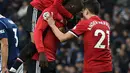 Pemain Manchester United merayakan gol Romelu Lukaku ke gawang West Bromwich Albion pada lanjutan Premier League di The Hawthorns Stadium, Minggu (17/12). Lukaku terlihat tidak melakukan selebrasi dan hanya berdiam diri sejenak. (Oli SCARFF/AFP)