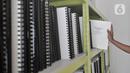 Penyandang tunanetra memilih buku braille di Perpustakaan Mitra Netra, Jakarta, Selasa (3/12/2019). Adanya perpustakaan ini diharapkan disabilitas dapat menempuh pendidikan mandiri, berkualitas, dan terwujudnya kehidupan tunanetra yang bermakna dalam masyarakat inklusif. (merdeka.com/Iqbal S Nugroho