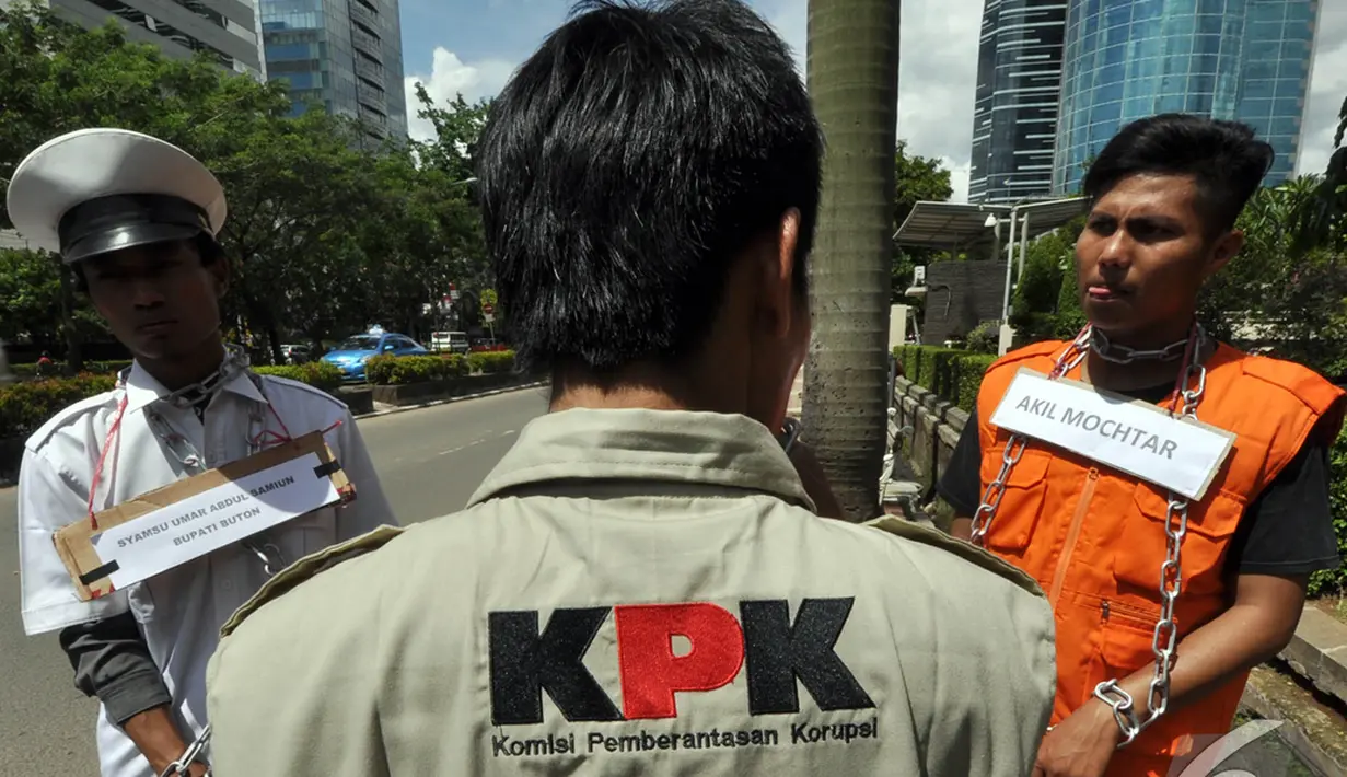 Teaterikal yang menunjukkan KPK menangkap Akil Mochtar dan penyuapnya yang lain, Jakarta, Rabu (17/12/2014). (Liputan6.com/Miftahul Hayat) 