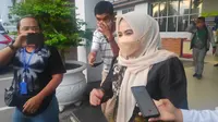Anggota DPRD Pekanbaru Ida Yulita Susanti saat diminta keterangan terkait dugaan korupsi tunjangan transportasi. (Liputan6.com/M Syukur)