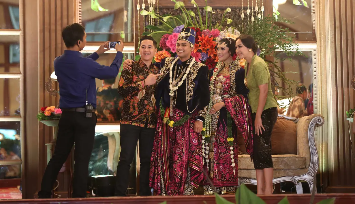 Ridwan Ghani dan Adhitya Putri keduanya dipertemukan dalam film televisi (FTV) pada tahun 2015 silam. Dari teman hingga menjadi sepasang kekasih. Keduanya juga mempunyai alasan kenapa buru-buru untuk melepas masa lajangnya. (Nurwahyunan/Bintang.com)