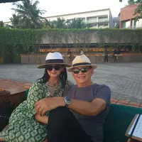 Anna Maria bagikan foto-foto liburan bersama Roy Marten. Gayanya yang modis tuai pujian. (Instagram @annamarten8)