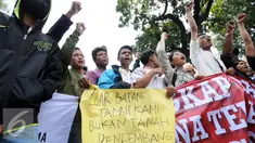 Puluhan pemuda kampung Luar Batang berteriak saat melakukan aksi di depan Balai Kota Jakarta, Jumat (22/4/2016). Mereka mempertanyakan kebijakan Pemprov DKI Jakarta yang melakukan penggusuran. (Liputan6.com/Helmi Fithriansyah)