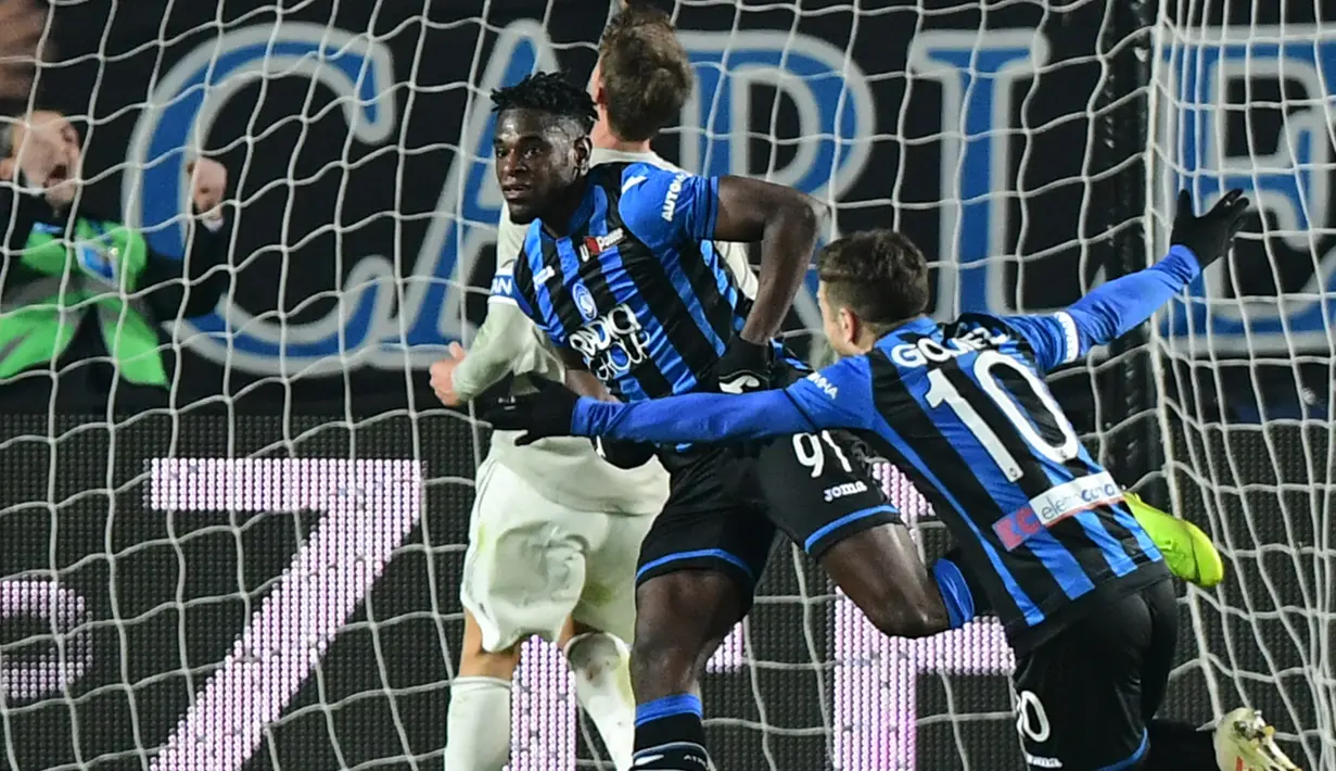Pemain depan Atalanta Duvan Zapata (tengah) merayakan golnya ke gawang AS Roma saat bertanding pada perempat final Coppa Italia 2018-2019 di Stadion Atleti Azzurri d'Italia, Bergamo, Rabu (30/1). (Miguel MEDINA/AFP)