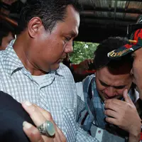 Memasuki ruangan kantor Polsek Metro Kelapa Gading, Jakarta Utara, Saipul tertunduk menahan tangis. (Deki Prayoga/Bintang.com)