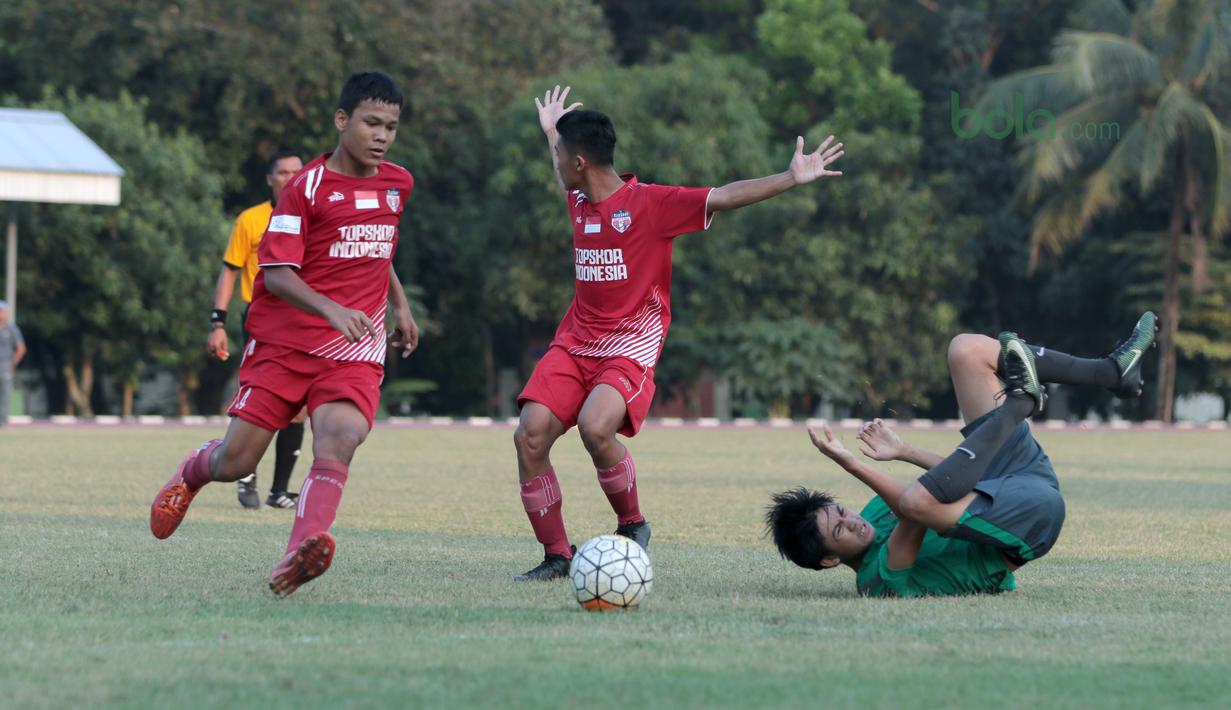 Rendy Juliansyah jatuh saat berebut bola dengan pemain Top Skor U-16 pada laga uji coba di Lapangan Atang Sutresna, Cijantung, Kamis (10/5/2018). Tim Top Skor U-16 menang 2-0 atas Timnas Indonesia U-16. (Bola.com/Nick Hanoatubun)