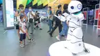 Orang-orang melihat sebuah robot pintar di Pameran Perdagangan Jasa Internasional China (China International Fair for Trade in Services/CIFTIS) 2020 di Beijing, ibu kota China, pada 8 September 2020. CIFTIS 2020 akan berakhir pada 9 September. (Xinhua/Xu Jinquan)