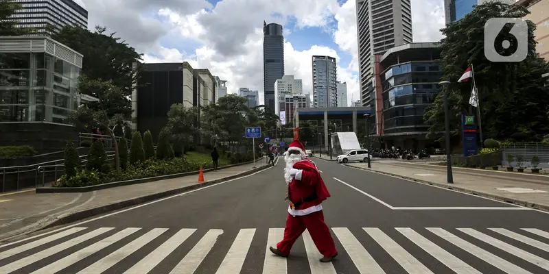 FOTO: Sambut Natal, Sinterklas Bagikan Kopi Gratis kepada Warga